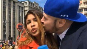 월드컵 생방송 美女 리포터 가슴 더듬고 얼굴에 입맞춘 엽기男, 누구? 