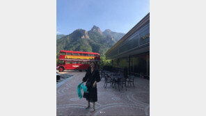 ‘동안의 아이콘’ 김성령, 여행지서 ‘8등신 몸매’ 과시…“하이디룩”