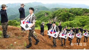호국영령에 경례… 軍, 6·25참전용사 유해 발굴