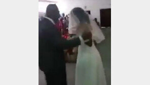 웨딩드레스 차려 입고 옛 남자친구 결혼식장 찾아가 통쾌한 복수극 