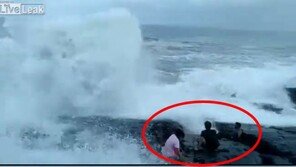 갯바위 끝에서 기념사진 찍다 파도에 ‘휙’…셋 중 한명 익사 참변