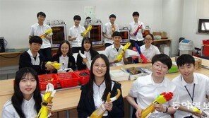 장애인에게 ‘전자의수’ 전달한 고교생들