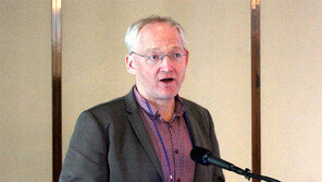 “인공지능 무기 개발, 핵 전쟁 부른다”… ‘킬러로봇 반대’ 월시 교수 방한