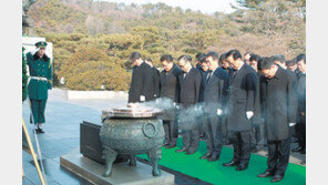 헌화하고 묘비 닦으며… 해마다 현충원서 ‘애국 시무식’