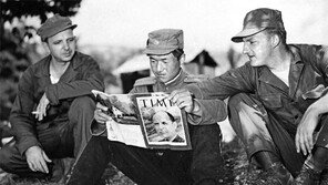 1951년 개성서 예비 휴전회담중 ‘타임’지 보는 북한군