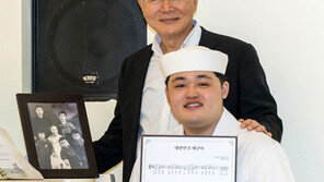 해군사랑 담긴 군가 선물하는 제독의 아들… 손명원씨 ‘대한민국 해군아’ 기증