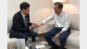 靑, ‘러 국빈방문 B컷’ 공개…文대통령 손 맞잡은 차범근, 무슨 대화 중?