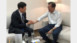 차범근, 문재인 대통령 만나…손 맞잡고 '함박 미소'