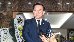 김종필 전 총리 빈소 찾아 무궁화장 추서한 김부겸 “관례 존중돼야”