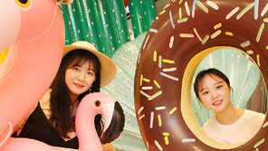 “여름 바캉스, 대형 튜브로 완성하세요”