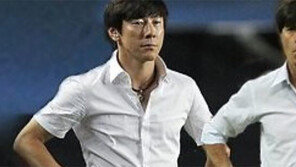 ‘닮은 패션’ 신태용-뢰프, 배수진 충돌