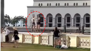 말레이 이슬람 사원서 관광객이 ‘선정 댄스’…사원 측 “외국인 출입 NO”