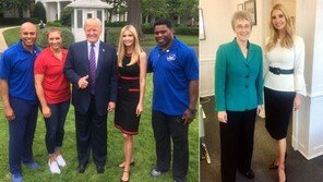 사진으로 읽는 이방카 트럼프의 포즈… 그녀만의 자세가 의미하는 것은?