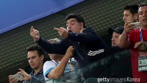 [월드컵] ‘인종차별 논란’ 마라도나, 이번엔 손가락 욕 ‘이것도 신의 손?’