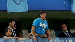 [월드컵] ‘응급치료-손가락 욕 논란’ 마라도나 “나는 괜찮다, 응원에 감사”