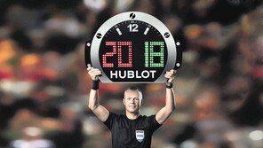 심판 손목 위 ‘또 하나의 심판’… 월드컵 ‘정확한 진행’의 일등공신