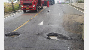 또 사람 잡은 포트홀… 장마철 ‘도로위 지뢰’ 주의보