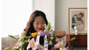 유튜버 ‘새벽’, ‘청와대비서실’ 화환 인증샷…靑 “그런 명의 화환 안 보내” 