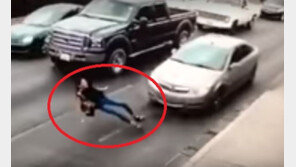 [영상] 전화통화 무단횡단 女, 달리던 차에 ‘퍽’…미쳤나봐?