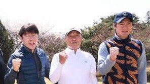 홍명보에 배꼽인사하는 신태용 사진 두고 해석 분분…예의? 장난?