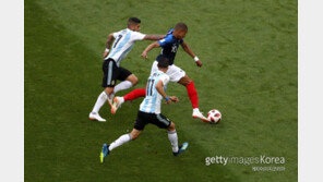[월드컵] ‘그리즈만 페널티킥 선제골’ 프랑스, 아르헨티나에 1-0 리드
