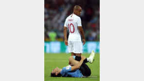 [월드컵] ‘멀티골’ 우루과이 카바니, 부상으로 스스로 교체 사인