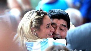 [월드컵] 마라도나, 또 돌출 행동… 여자친구와 경기 중 딥키스