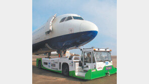 비행기 끌고 새 쫓고… 공항의 ‘큰 일꾼’ 로봇