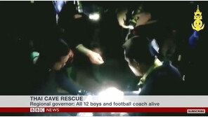 [영상] ‘동굴 실종’ 태국 유소년 축구팀, 13명 생존 확인…당장 구조 어렵다고?