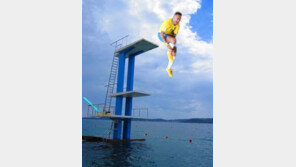 네이마르, 보행기 타고 드리블…‘할리우드 액션’ 조롱 패러디 봇물