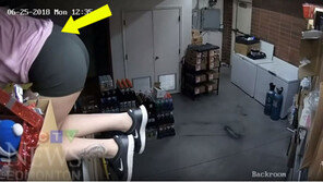 [영상]경찰 피해 마트 천장으로 도망가던 절도女, 진열장 추락 ‘몸개그’ 