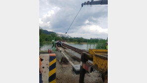 건널목에 갇힌 승용차, 기관차가 ‘퍽’…운전자 탈출 車, 종잇장 돼 