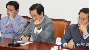 한국당 비대위원장 구인난… 거론 인사들 모두 손사래 “장례식 치르는 일” “내 이름 왜 나오나”