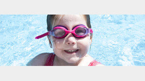 눈병 전염성 강해… 손 자주 씻고 수영장에선 물안경 착용을