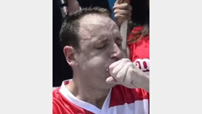 10분에 핫도그 74개 먹어치운 美男…성인 하루 권장 칼로리의 약 10배 ‘꿀꺽’