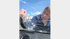 [영상] 자동차 창문 깨부수고 딸 빼내 사라진 男 …무슨 사연?