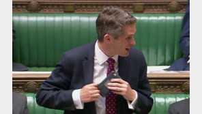 “절 부르셨나요?”…‘시리아’ 얘기에 반응한 아이폰 ‘시리’ 덕 의회 웃음바다