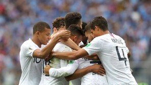 [월드컵] 프랑스, 우루과이 2-0 꺾어… 12년 만에 4강 진출