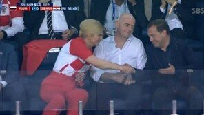 “이 미모 실화?” 크로아티아 대통령, 월드컵 경기장서 포착 ‘시선 강탈’