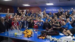 크로아티아 대통령, 자국팀 승리 후 라커룸 방문…‘선수들 흥분’