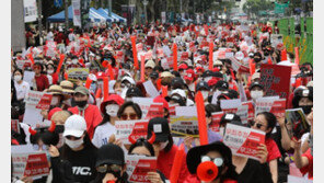 “몰카 수사 성차별…대통령은 응답하라!” 여성들 분노의 시위