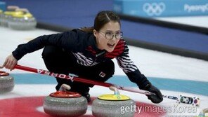 컬링 ‘안경선배’ 김은정, 품절녀 됐다…결혼식 총출동한 컬링팀