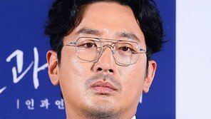 여름 극장의 관람 포인트, ‘하정우와 절친들’의 대결