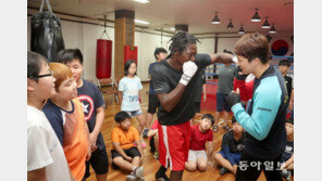 “편견은 날려버려” 링에 오른 두 챔프