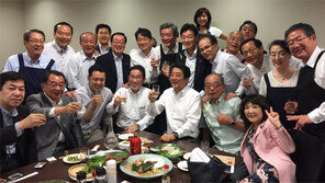 아베, 폭우때 日 자민당 의원들과 술자리 ‘구설’