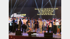 김정숙 여사, ‘인도 K-POP 콘테스트’ 찾아…가벼운 율동도