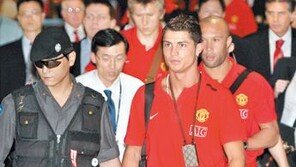 호날두 11년 전 첫 방한 때 ‘공중 헛다리 짚기’ 화끈 팬서비스…이번엔?