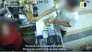 “돈 못 줘”…칼 든 강도 맨손으로 제압한 편의점 여직원 ‘대단’