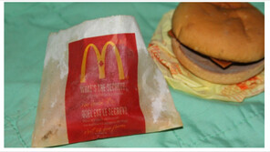 “오늘 산 것처럼 상태 굿” …6년 된 맥도날드 치즈버거 매물로 나와