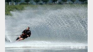 더위 식혀주는 수상스키